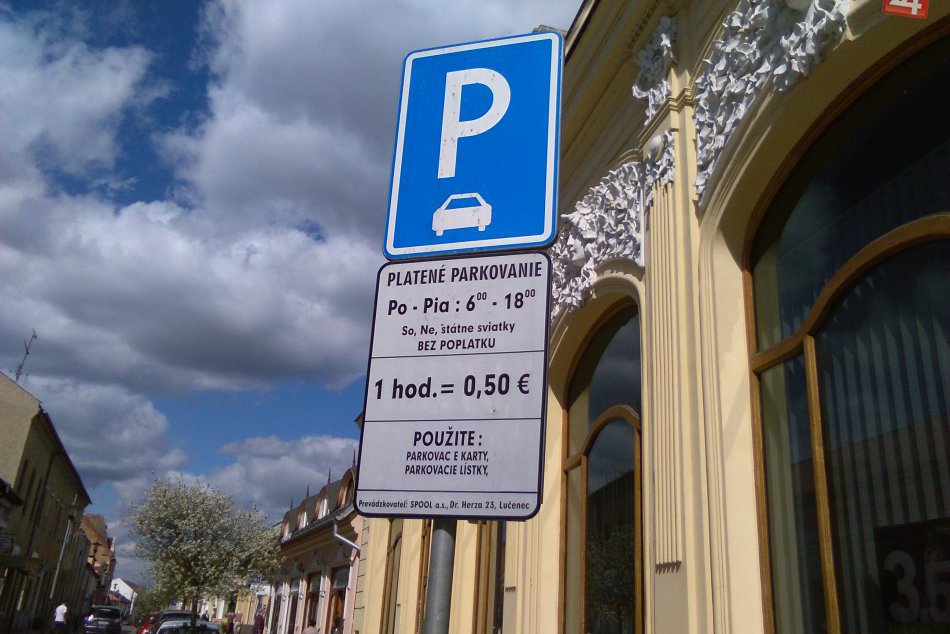 V OBRAZOCH: Za parkovanie v Lučenci sa dá platiť rôznymi spôsobmi
