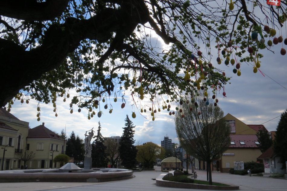 FOTOGALÉRIA: Michalovské námestie dostalo veľkonočný look