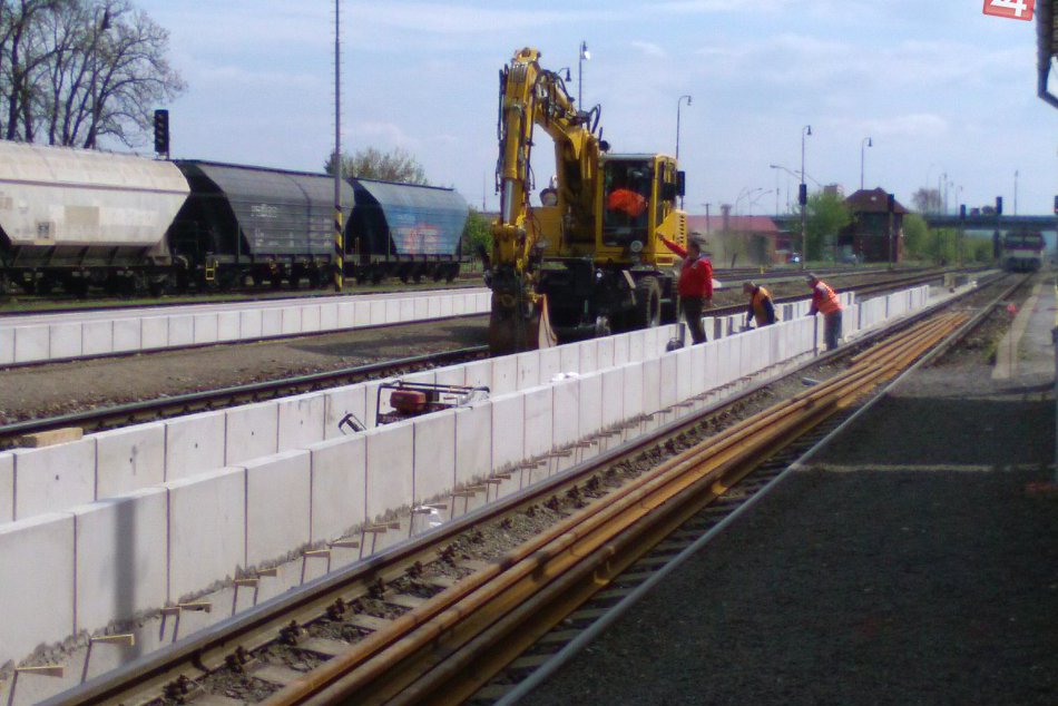 V OBRAZOCH: Železničnú stanicu v Lučenci opravujú