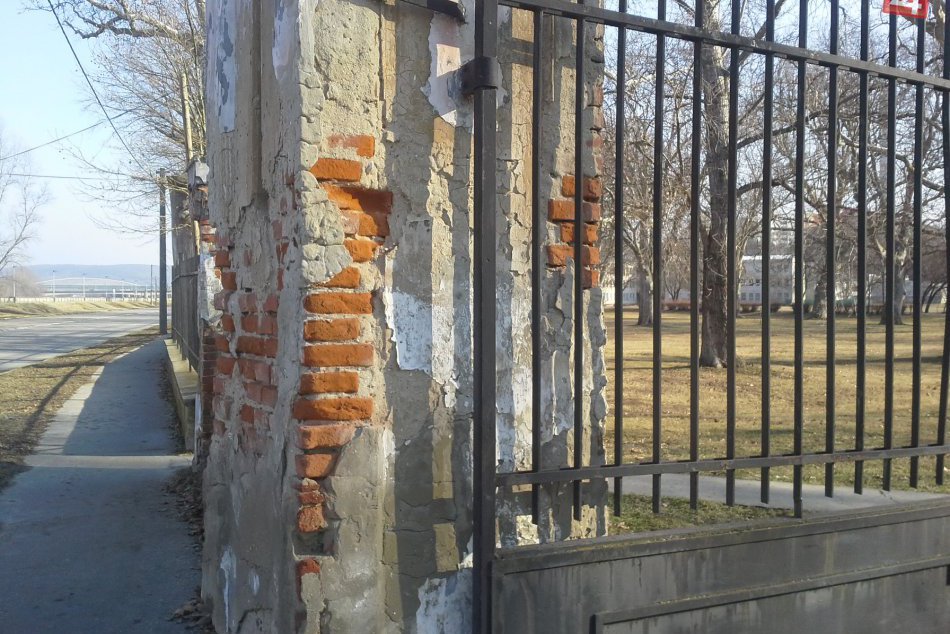 FOTO: Bránu do Zámockej záhrady v Hlohovci čaká rekonštrukcia