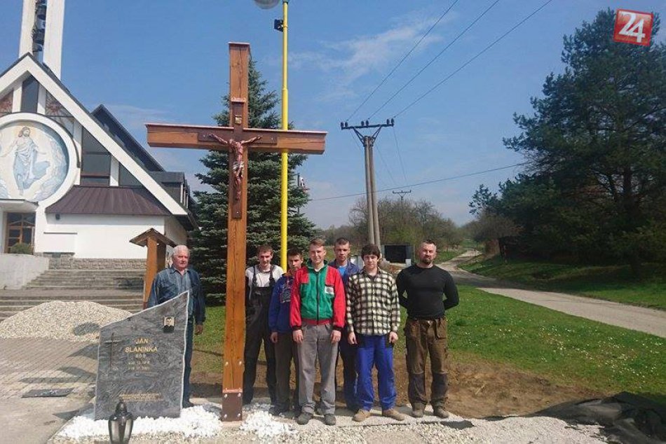 Výtvory tretiakov z SOŠ: Nielen nový kríž v Považskej Teplej!