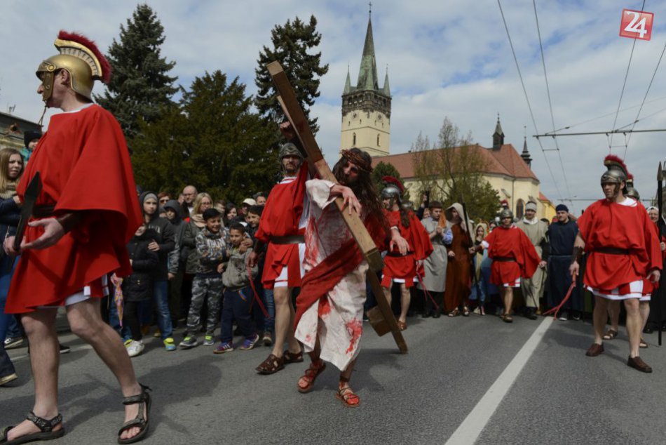 FOTO: Na Živú krížovú cestu do Prešova sa prišlo pozrieť niekoľko tisíc ľudí