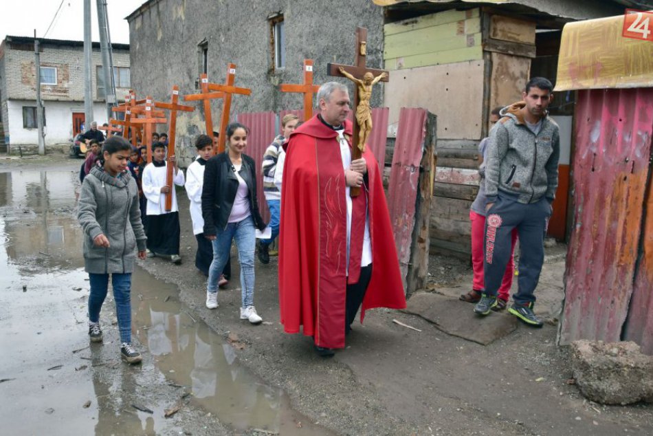 FOTO: Rómovia z trebišovskej osady sa zúčastnili na krížovej ceste