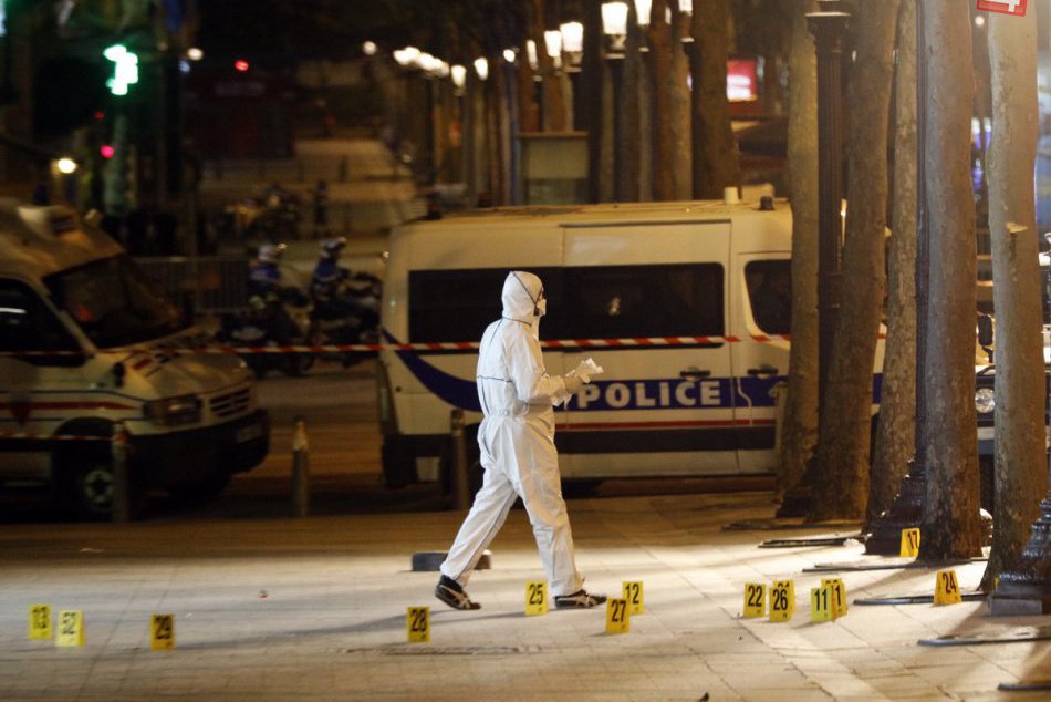 FOTO: Večerný útok teroristu na bulvári Champs-Élysées