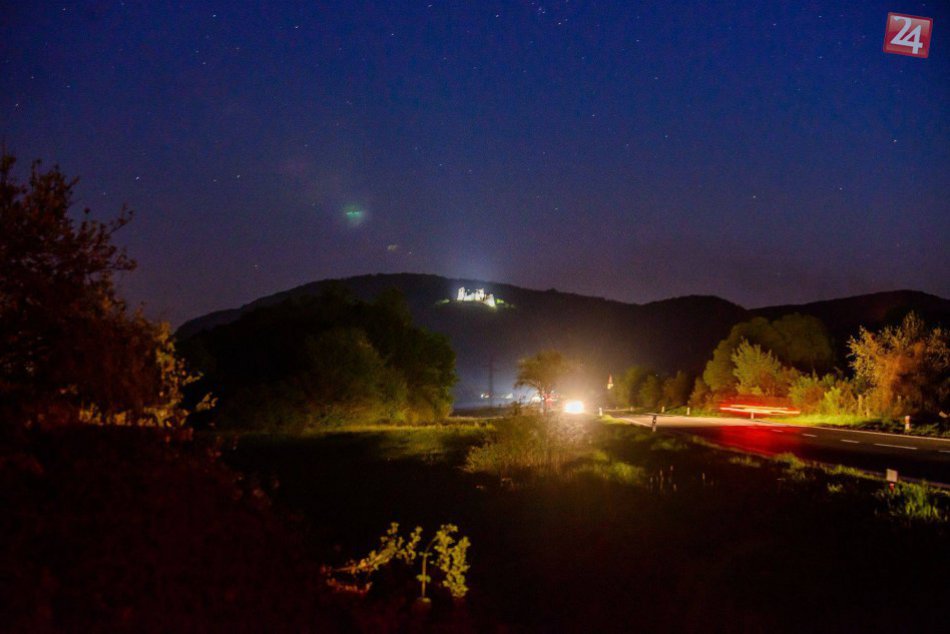 V žiari reflektorov: Vychutnajte si krásne pohľady na svietiaci Brekovský hrad!