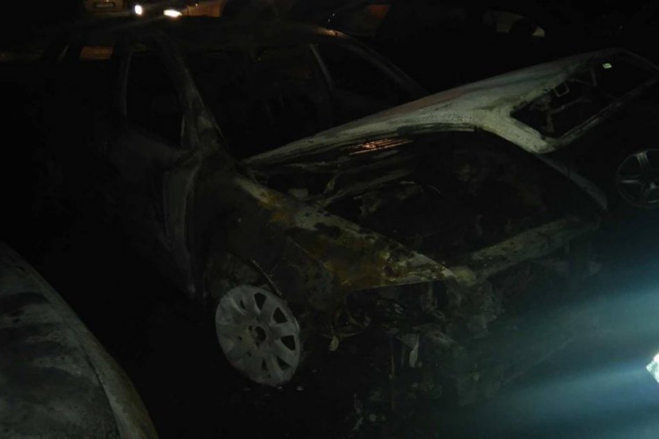 Obrazom: V Plešivci horelo viacero áut