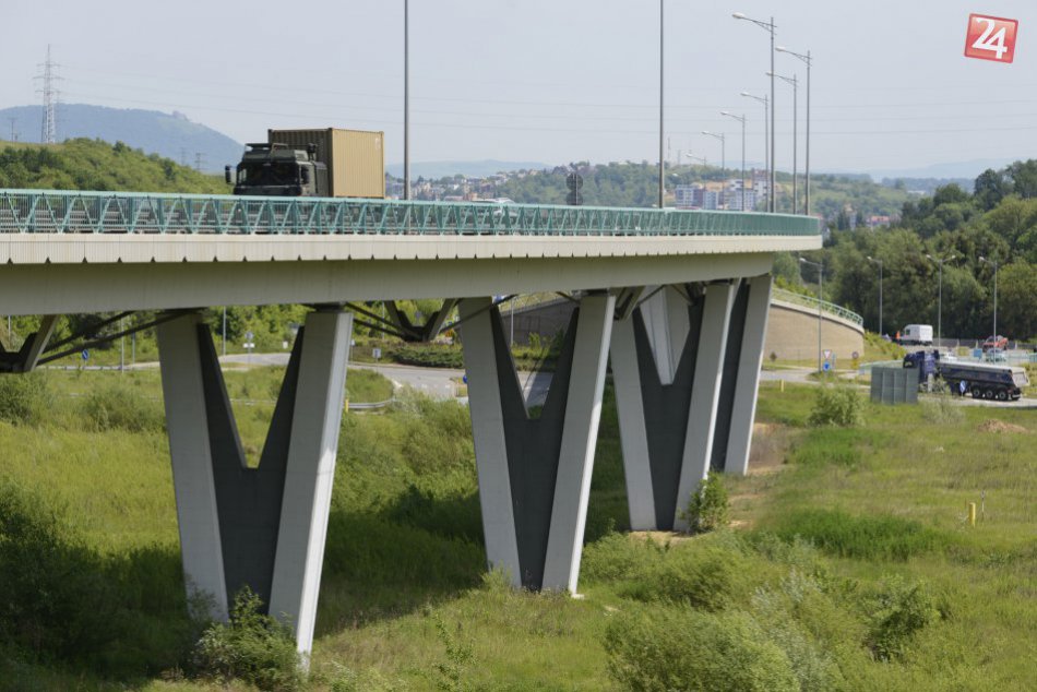 FOTO: Poklepaním kameňa symbolicky odštartovali výstavbu obchvatu Prešova 