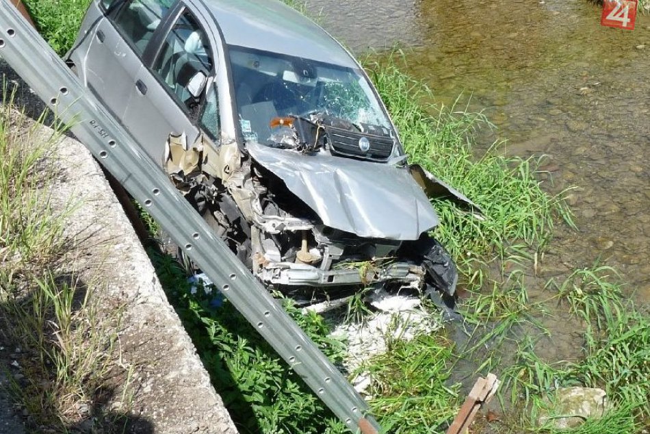 Nehoda v okrese Považská Bystrica: Auto skončilo v potoku