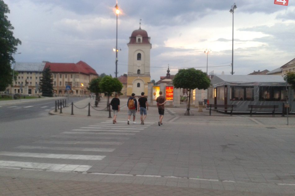 V OBRAZOCH: Podvečerné zábery breznianskeho námestia