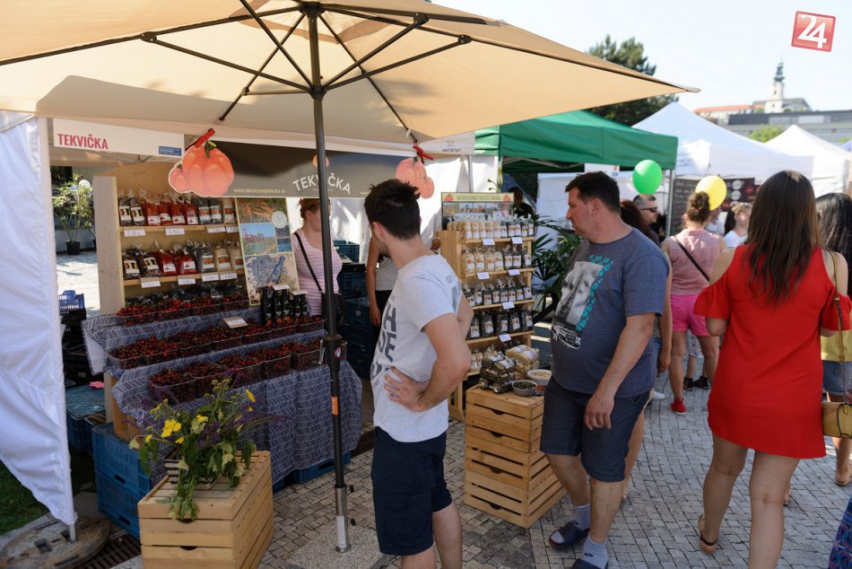 FOTO: Svätoplukovo námestie zaplnili davy ľudí, medzi nimi aj živé sochy
