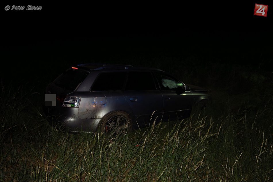 Mladík nezvládol riadenie, preletel cez cestu a skončil v poli