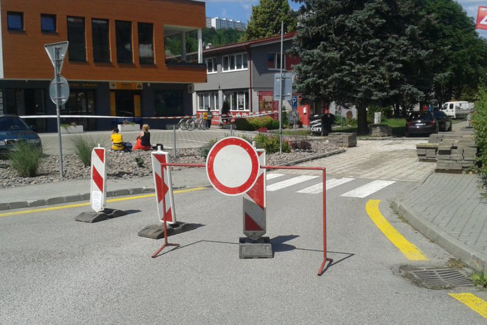Uzávierka cesty pri nemocnici v Považskej: Dukelská ulica sa opravuje