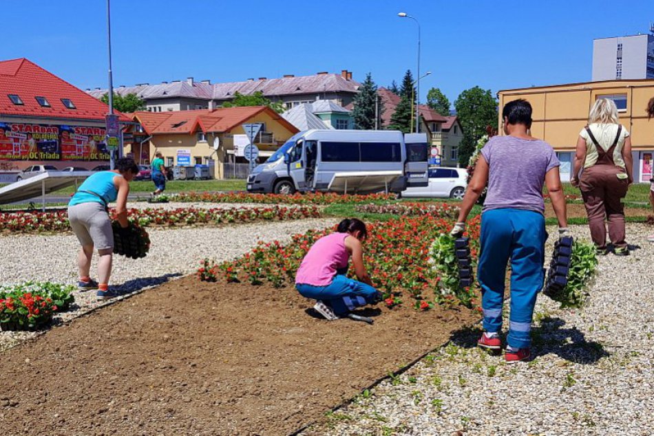 OBRAZOM: Technické služby si zobrali do parády kruháč pod nadjazdom