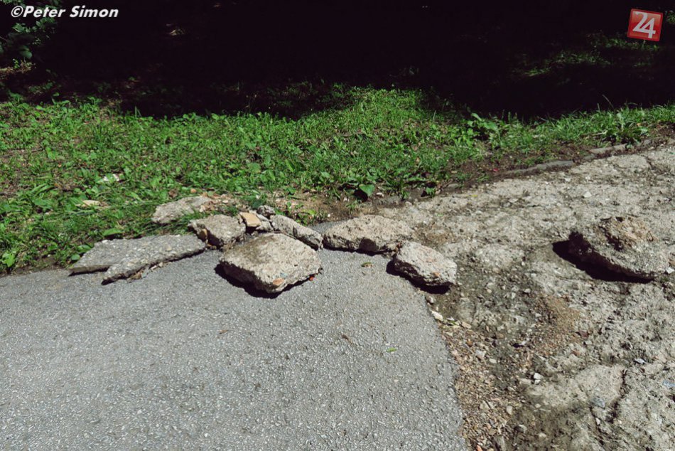 Obrazom: Poškodený chodník v Rožňave