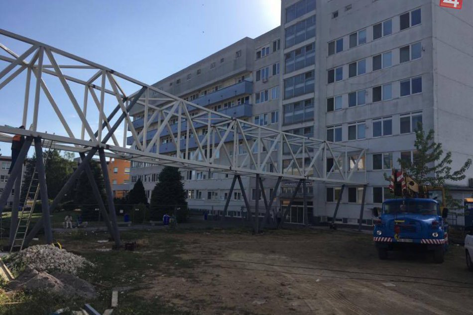 FOTO: Prepojenie nemocničných pavilónov rastie, postavená je kovová konštrukcia