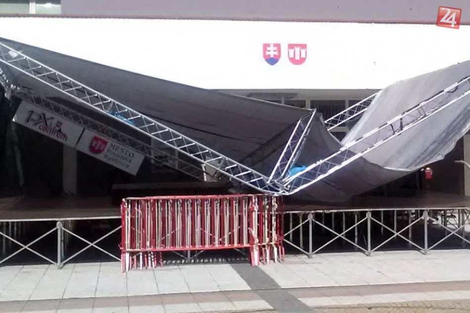 Situácia pred mestským úradom: Strecha na považskobystrickom pódiu spadla