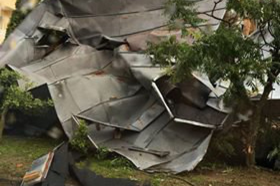 Michalovcami sa prehnala ničivá búrka: FOTKY, ktoré hovoria za všetko!