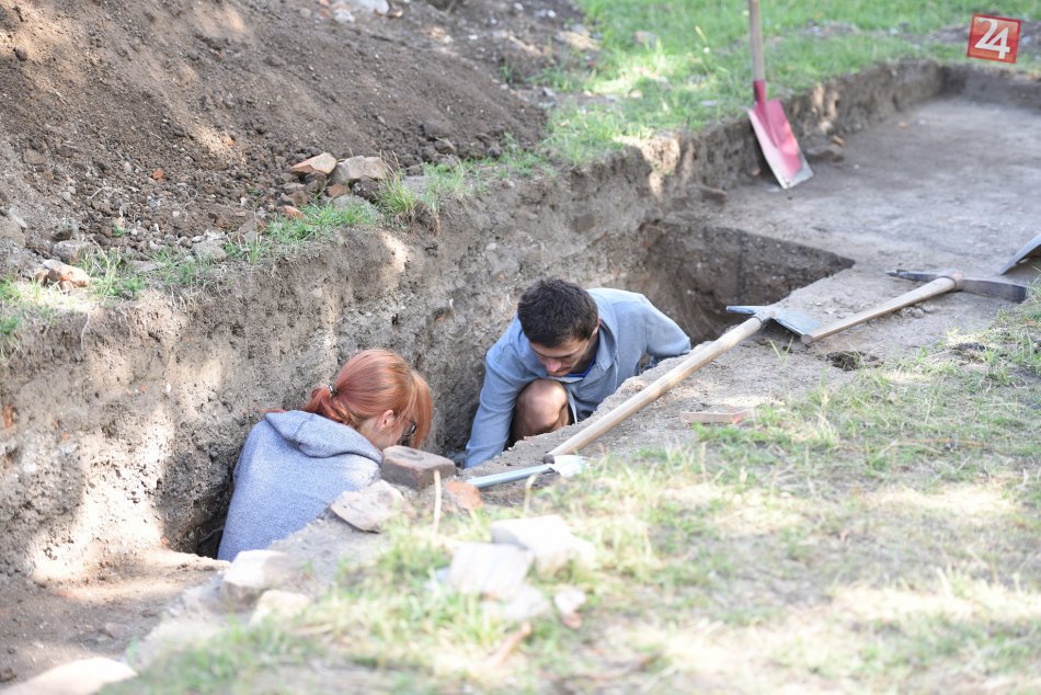 FOTO: Archeológovia kopali na trnavskej kalvárii, odkryli pozostatky lazaretu 