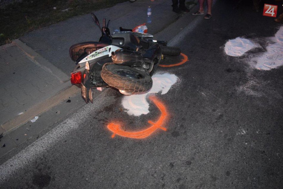 FOTO: V Hlohovci došlo k dopravnej nehode osobného auta a mladej motocyklistky