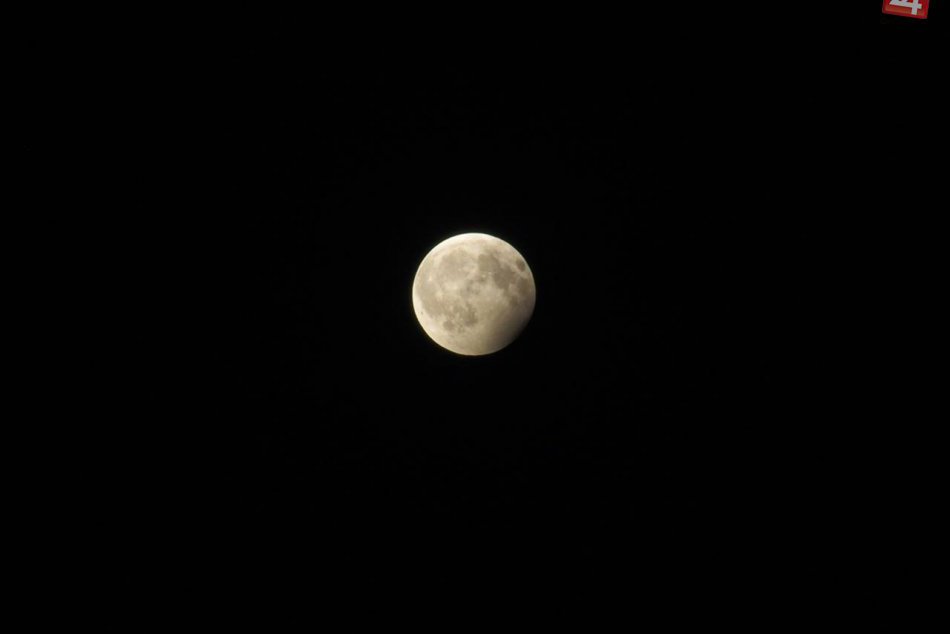 Unikátne FOTO z čiastočného zatmenia Mesiaca nad Nitrou