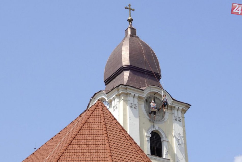 Na vežu františkánskeho kostola montujú nové ciferníky hodín