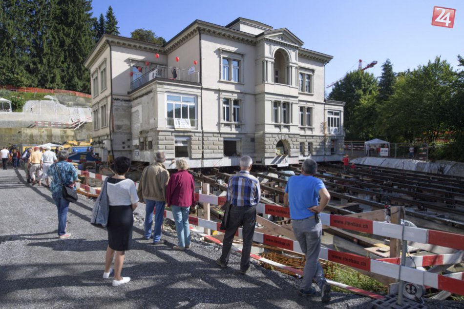 Švajčiari presunuli panské sídlo o 20 metrov, váži 3600 ton!