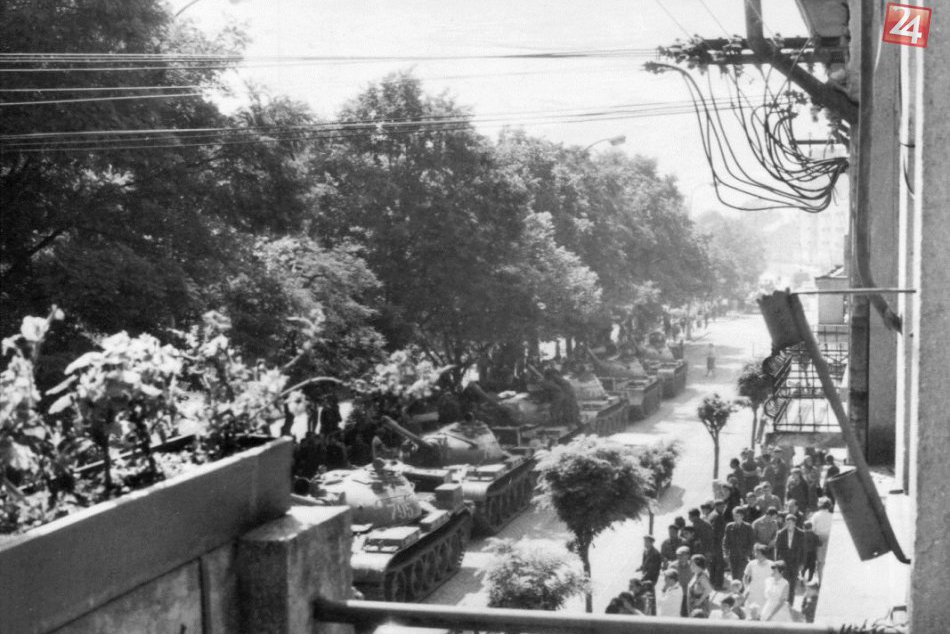 Záber zachytávajúci udalosti z 21. augusta 1968: Tanky na námestí v Humennom
