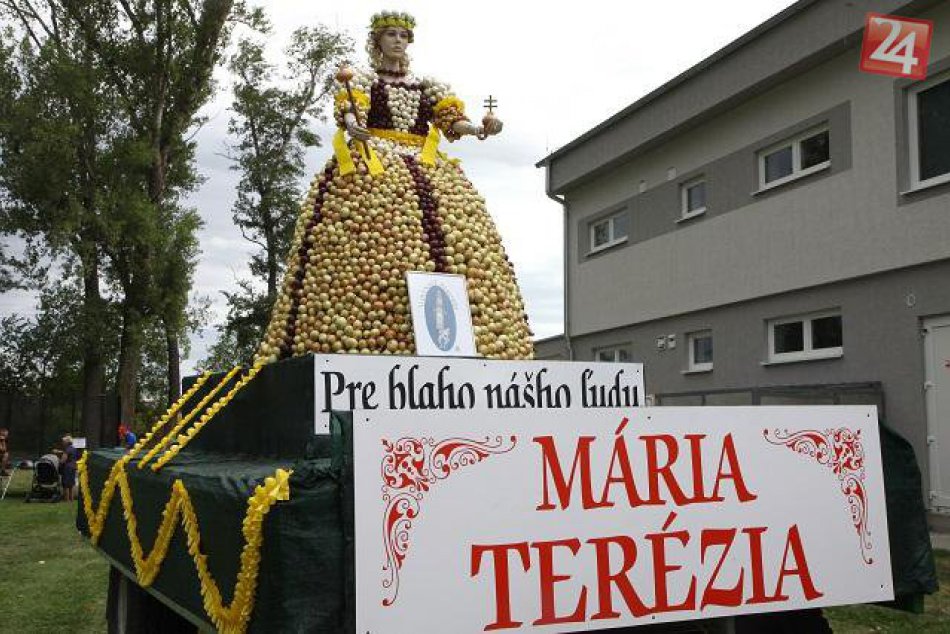 FOTO najnovšieho rekordu z Maduníc: Cibuľová socha Márie Terézie