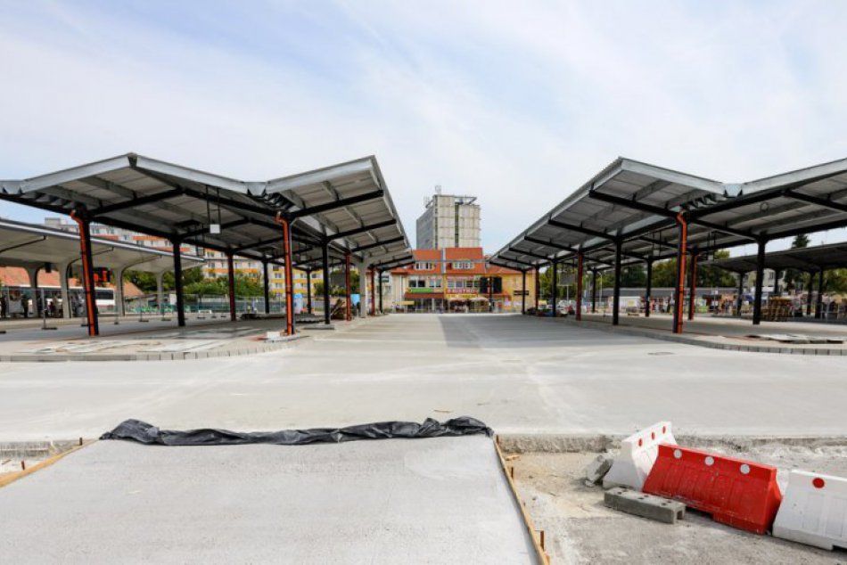 FOTO: Rekonštrukcia autobusovej stanice pokračuje, viaceré nástupištia presunuli