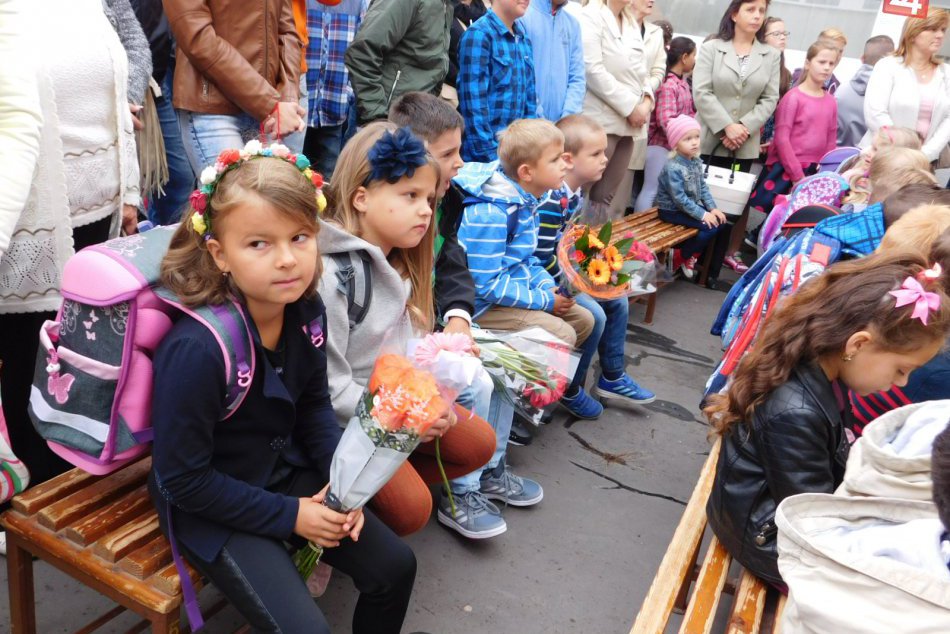 Obrazom zo ŽŠ v Spišskej: Do školských lavíc dnes zasadli aj prváčikovia
