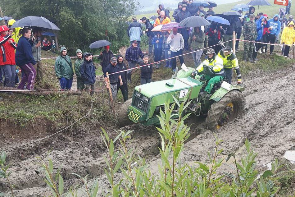 Papradňanský boľceň 2017: Pozrite, ako traktory súperili s blatom a vodou