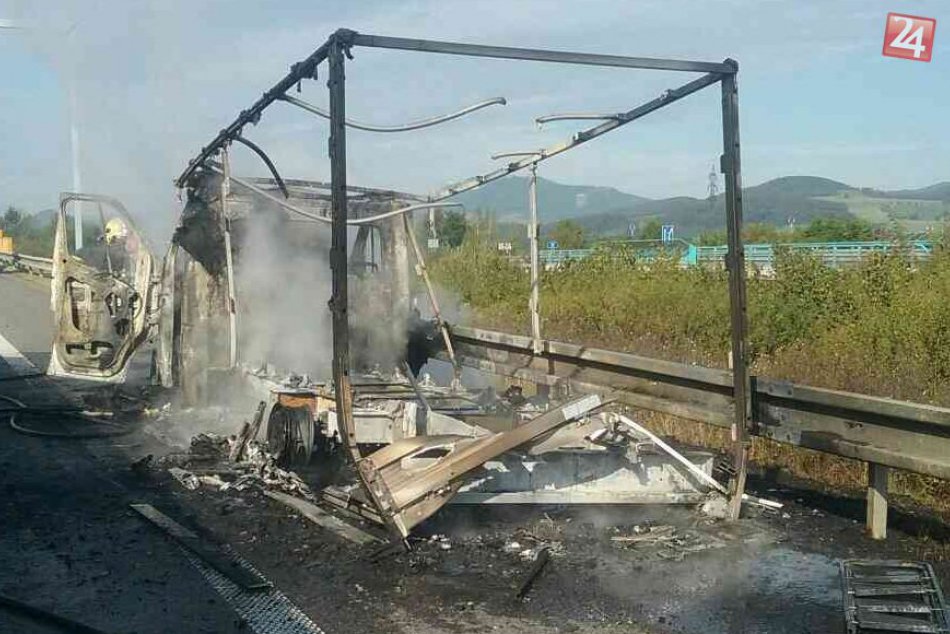 Hasiči z Považskej Bystrice mali prácu: Požiar dodávky na diaľnici