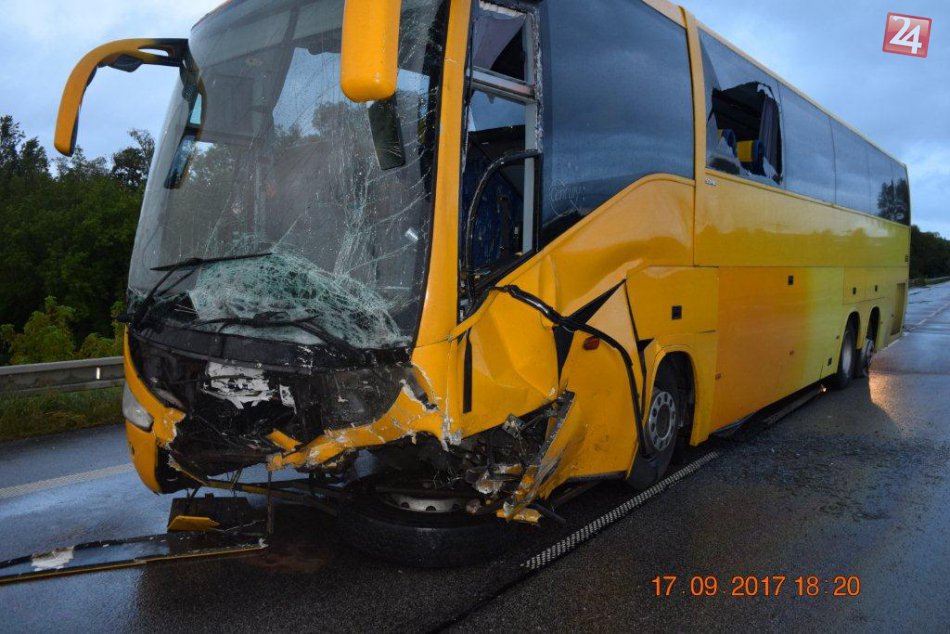 Pri Šahách sa zrazilo auto s autobusom: Hlásia mŕtvych