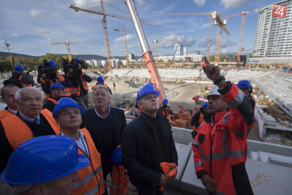 FOTO: Premiér Robert Fico si bol pozrieť výstavbu Národného futbalového štadióna