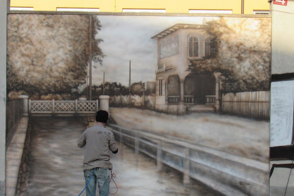 Namiesto čarbaníc kvalitné dielo: Na Okružnej v Prešove vzniká krásna maľba