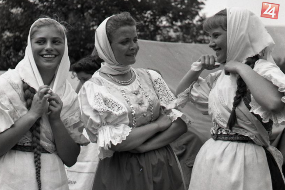 Obrazom: Folklórne leto v Gombaseku na historických foto