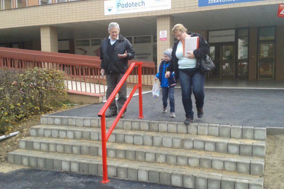 Nové schody pred detskou poliklinikou v Považskej: Pozrite, ako vyzerajú