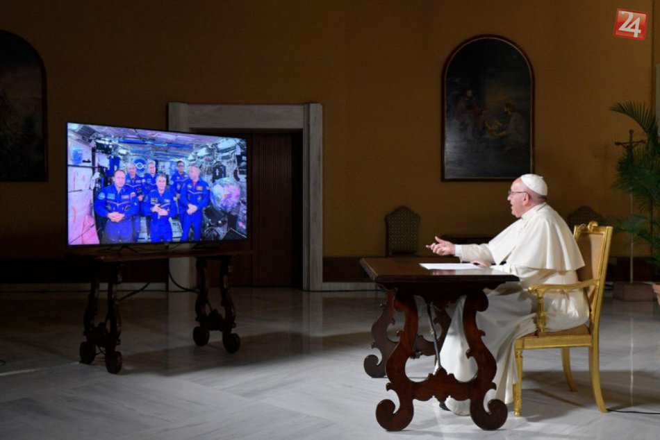 KURIOZITA DŇA: Pápež František sa cez videohovor spojil s členmi posádky ISS