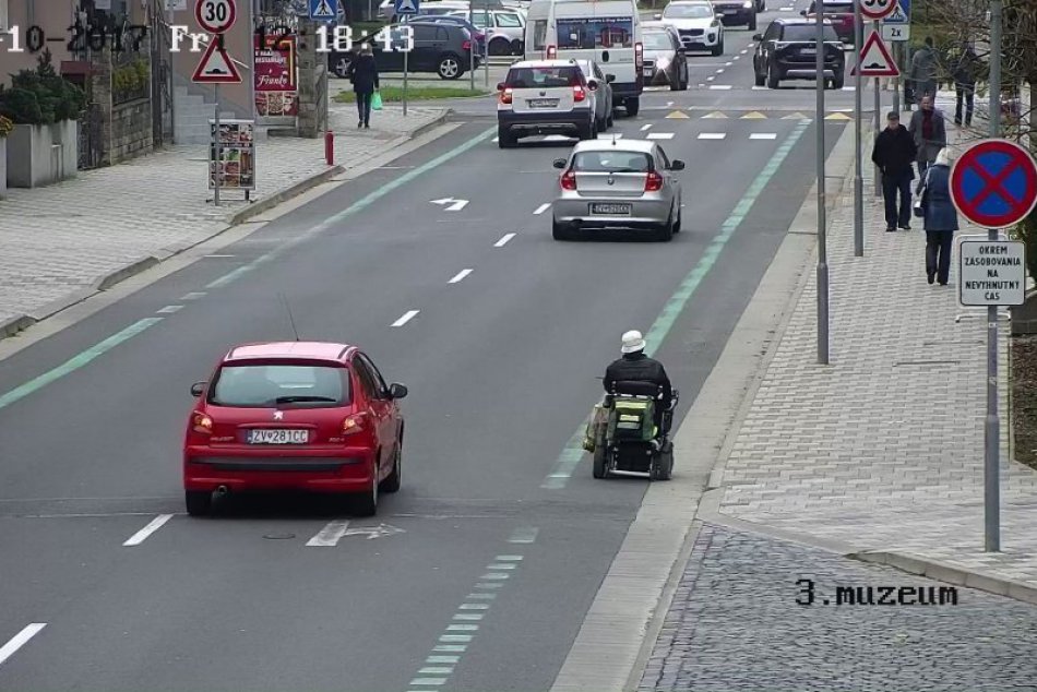 V OBRAZOCH: Zvolenská polícia pomohla občanovi na invalidnom vozíku