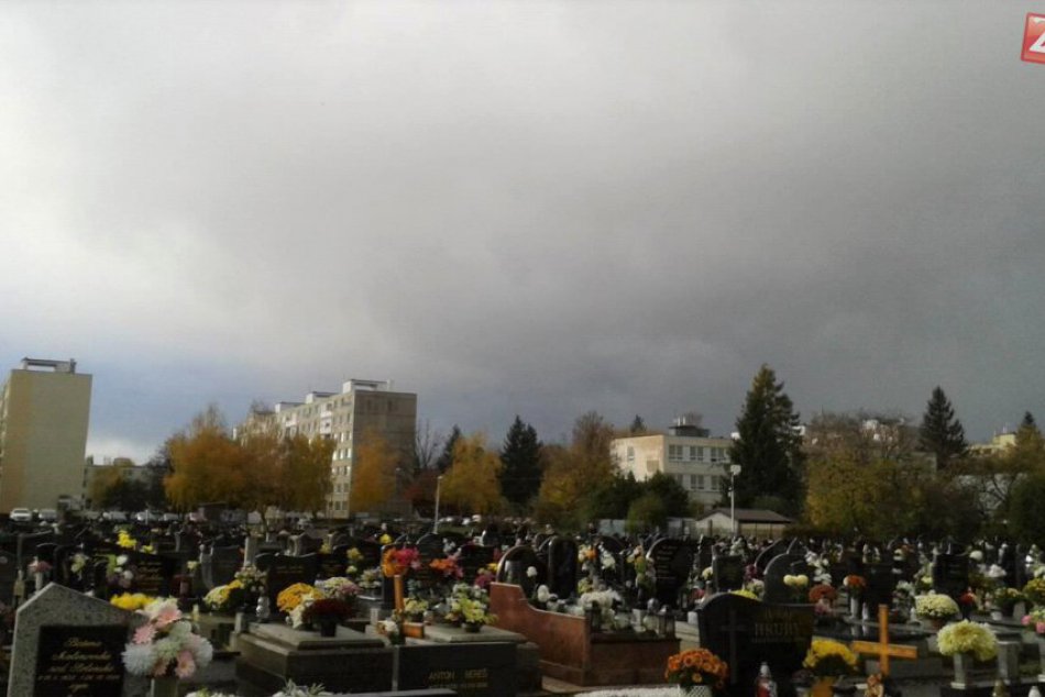 FOTO: Cintorín v Michalovciach zaplnilo množstvo kvetov, sviečok a ozdôb