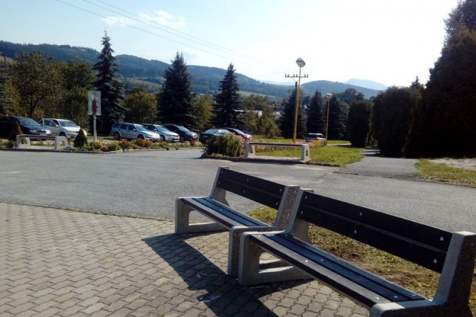 Nové lavičky a smetné koše v Považskej Bystrici: Páčia sa vám?