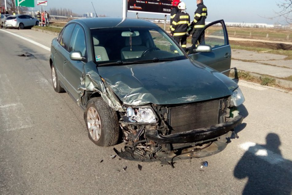 Kuriózna nehoda v Nitre: Šoférka (32) vrazila priamo do policajného auta, FOTO