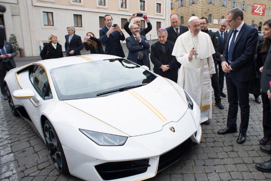 Pápež František dostal luxusné Lamborghini, podpísané auto vydražia
