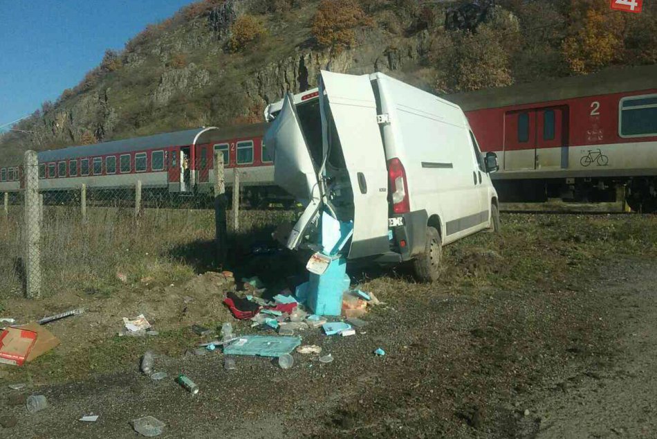 FOTO: V Tlmačoch sa zrazil rýchlik s asi 500 cestujúcimi s dodávkou