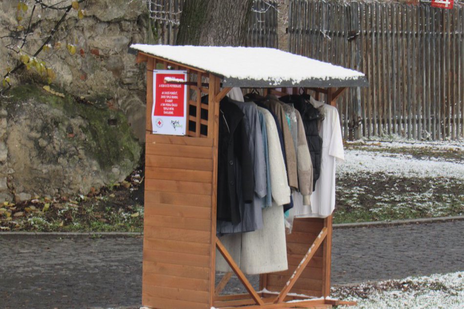Pomôže aj tento rok: V Prešove stojí vynovený Vešiak pomoci