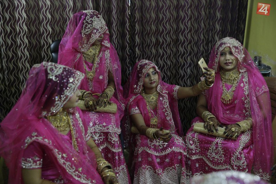 Hromadné svadby v Indii pomáhajú chudobným rodinám
