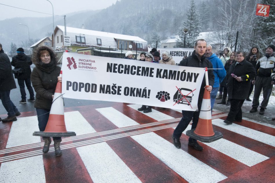V OBRAZOCH: Bystričania zablokovali frekventovaný cestný ťah