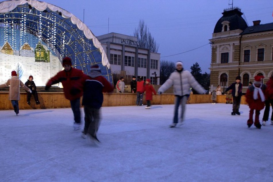 Verejné korčuľovanie na námestí v Nitre v roku 2004