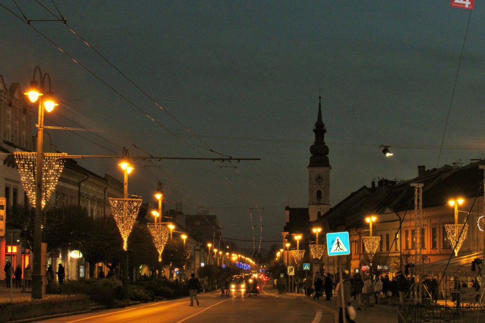 Vianočná atmosféra sa v Prešove stupňuje: Večerné obrázky z rozsvietenej výzdoby