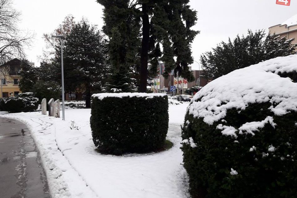 OBRAZOM: Perinbaba sa postarala v Hlohovci o prvý sneh